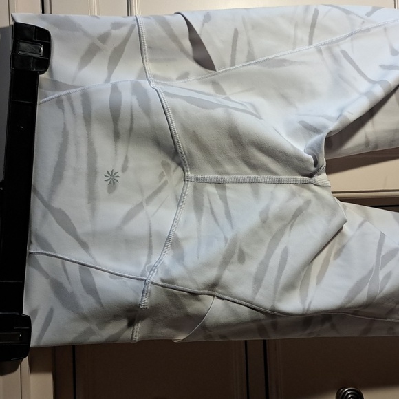 Athleta Salutation Stash Tight Leggings Zebra Light Grey 7/8 Size Extra Small - Picture 5 of 8